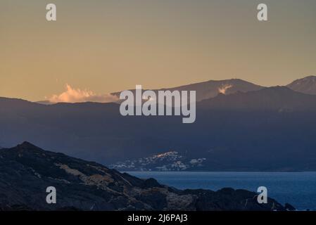 Tramonto dal faro di Cap de Creus verso la Serra d'Albera (Empordà, Gerona, Costa Brava, Catalogna, Spagna) Foto Stock