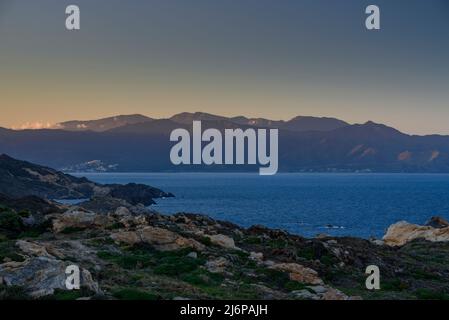 Tramonto dal faro di Cap de Creus verso la Serra d'Albera (Empordà, Gerona, Costa Brava, Catalogna, Spagna) Foto Stock