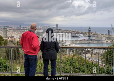 Viste dal punto di vista Mirador de l'Alcalde, a Montjuic, guardando verso il porto di Barcellona (Catalogna, Spagna) ESP: Vistas de Barcelona (España) Foto Stock