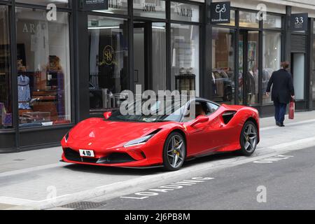 Red Ferrari F8 Tributo vettura sportiva parcheggiata a Savile Row, West End, Londra, Inghilterra, Regno Unito, 2022 giorno Foto Stock