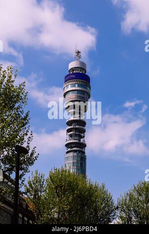 Londra, parte superiore della BT British Telecom Tower contro il cielo blu vista da Goodge Street, Londra, Inghilterra, Regno Unito, 2022 giorno Foto Stock