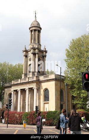 Chiesa della Santissima Trinità, Marylebone Road, Kingsway, Londra, Inghilterra, Regno Unito, 2022 ore al giorno fuori Foto Stock