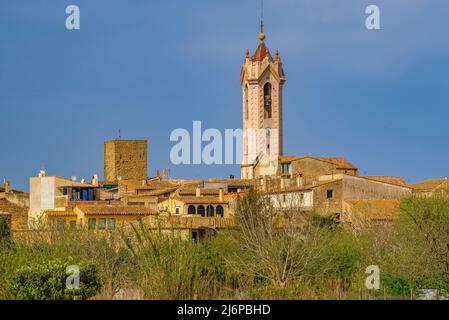 Vista della città di Verges tra i campi circostanti (Baix Empordà, Girona, Catalogna, Spagna) ESP: Vistas del pueblo de Verges entre campos (España) Foto Stock