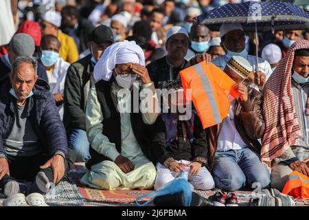 2 maggio 2022, Palermo, Italia: I musulmani offrono preghiere a Eid al-Fitr la fine del mese santo musulmano di Ramadan a Palermo il 2 maggio 2022. (Credit Image: © Antonio Melita/Pacific Press via ZUMA Press Wire) Foto Stock