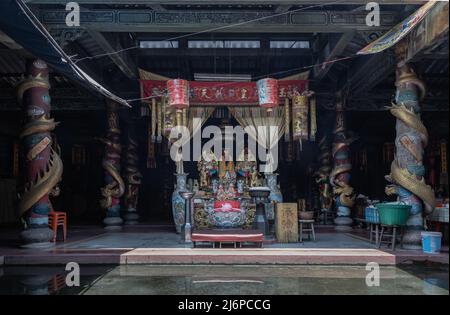 Bangkok, Thailandia - Apr 29, 2022 : architettura interna del santuario cinese tradizionale e statue di dio cinese a Phutthamonthon Sathan o Sun wukong Foto Stock