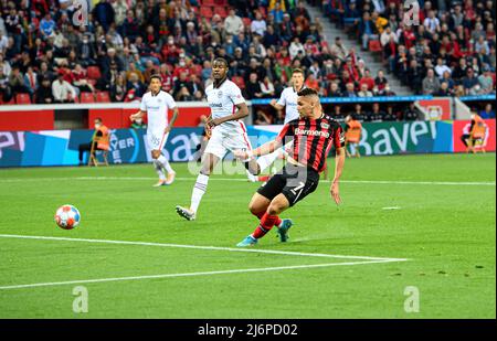 PAULINHO (LEV) spara l'obiettivo di rendere 1:0, azione, calcio 1st Bundesliga, 32nd giorno di partita, Bayer 04 Leverkusen (LEV) - Eintracht Francoforte (F), il 2nd maggio 2022 a Leverkusen / Germania. Le normative #DFL vietano l'uso di fotografie come sequenze di immagini e/o quasi-video # Â Foto Stock