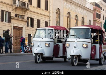 Roma, Italia - 17th marzo 2022. Due auto bianche e rosse Calessino Ape Piaggio con la famiglia all'interno che visita la città di Roma, Italia Foto Stock