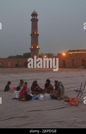 2 maggio 2022, Lahore, Punjab, Pakistan: Fedeli devoti musulmani pakistani che si abbracciano dopo essersi alzati da Itikaf dopo l'avvistamento della luna di Eid-ul-Fir nella storica Moschea Badshahi di Lahore. (Credit Image: © Rana Sajid Hussain/Pacific Press via ZUMA Press Wire) Foto Stock