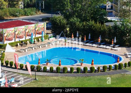 NESSEBAR, BULGARIA - SEP 02: Piscina vicino al DIT Majestic Beach Resort a Nesebar, Bulgaria al 02 settembre 2016 Foto Stock