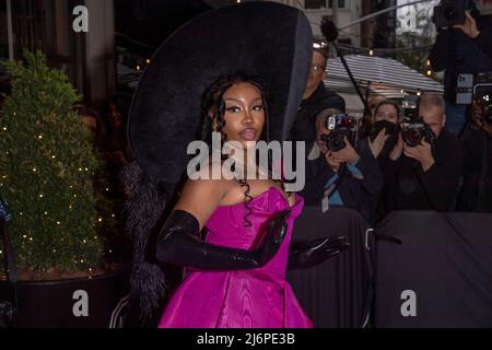 NEW YORK, NEW YORK - MAGGIO 02: SZA parte dal Mark Hotel per il 2022 Met Gala il 02 maggio 2022 a New York City. Credit: Ron Adar/Alamy Live News Foto Stock