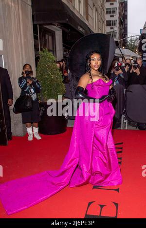 NEW YORK, NEW YORK - MAGGIO 02: SZA parte dal Mark Hotel per il 2022 Met Gala il 02 maggio 2022 a New York City. Credit: Ron Adar/Alamy Live News Foto Stock