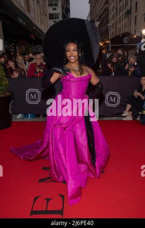 NEW YORK, NEW YORK - MAGGIO 02: SZA parte dal Mark Hotel per il 2022 Met Gala il 02 maggio 2022 a New York City. Credit: Ron Adar/Alamy Live News Foto Stock