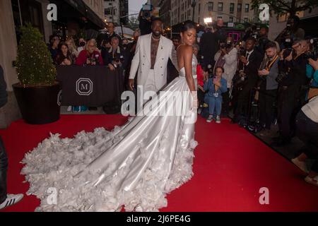 NEW YORK, NEW YORK - MAGGIO 02: Dwyane Wade e Gabrielle Union partono dal Mark Hotel per il 2022. Il 02 maggio 2022 si è riunito Gala a New York City. Credit: Ron Adar/Alamy Live News Foto Stock