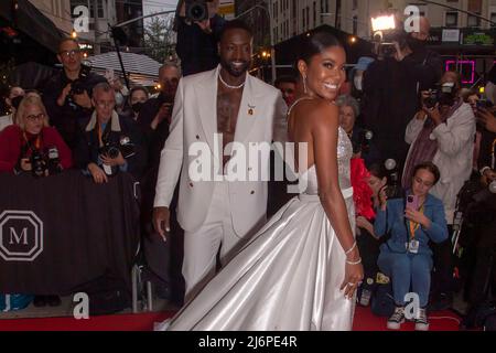 NEW YORK, NEW YORK - MAGGIO 02: Dwyane Wade e Gabrielle Union partono dal Mark Hotel per il 2022. Il 02 maggio 2022 si è riunito Gala a New York City. Credit: Ron Adar/Alamy Live News Foto Stock