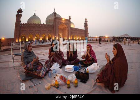 2 maggio 2022, Lahore, Punjab, Pakistan: Fedeli devoti musulmani pakistani che si abbracciano dopo essersi alzati da Itikaf dopo l'avvistamento della luna di Eid-ul-Fir nella storica Moschea Badshahi di Lahore. (Credit Image: © Rana Sajid Hussain/Pacific Press via ZUMA Press Wire) Foto Stock