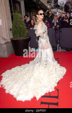 NEW YORK, NEW YORK - MAGGIO 02: Rosalia indossa Givenchy e parte dal Mark Hotel per il 2022 Met Gala il 02 maggio 2022 a New York City. Credit: Ron Adar/Alamy Live News Foto Stock