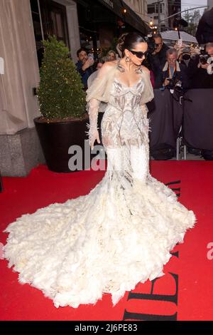 NEW YORK, NEW YORK - MAGGIO 02: Rosalia indossa Givenchy e parte dal Mark Hotel per il 2022 Met Gala il 02 maggio 2022 a New York City. Credit: Ron Adar/Alamy Live News Foto Stock