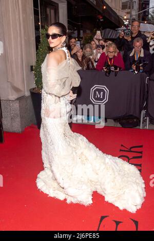 NEW YORK, NEW YORK - MAGGIO 02: Rosalia indossa Givenchy e parte dal Mark Hotel per il 2022 Met Gala il 02 maggio 2022 a New York City. Credit: Ron Adar/Alamy Live News Foto Stock