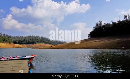 Ooty, Tamilnadu, India-Aprile 30 2022: Nautica nel bellissimo lago Pykara, Ooty, Tamilnadu. Un'esperienza fantastica per i turisti. Foto Stock