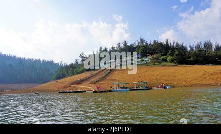 Ooty, Tamilnadu, India-Aprile 30 2022: Nautica nel bellissimo lago Pykara, Ooty, Tamilnadu. Un'esperienza fantastica per i turisti. Foto Stock