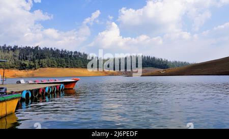 Ooty, Tamilnadu, India-Aprile 30 2022: Nautica nel bellissimo lago Pykara, Ooty, Tamilnadu. Un'esperienza fantastica per i turisti. Foto Stock