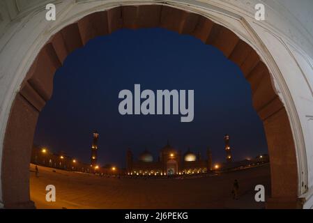 2 maggio 2022, Lahore, Punjab, Pakistan: Fedeli devoti musulmani pakistani che si abbracciano dopo essersi alzati da Itikaf dopo l'avvistamento della luna di Eid-ul-Fir nella storica Moschea Badshahi di Lahore. (Credit Image: © Rana Sajid Hussain/Pacific Press via ZUMA Press Wire) Foto Stock