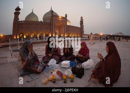 2 maggio 2022, Lahore, Punjab, Pakistan: Fedeli devoti musulmani pakistani che si abbracciano dopo essersi alzati da Itikaf dopo l'avvistamento della luna di Eid-ul-Fir nella storica Moschea Badshahi di Lahore. (Credit Image: © Rana Sajid Hussain/Pacific Press via ZUMA Press Wire) Foto Stock