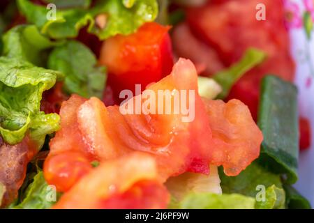 Primo piano di insalata assortita succosa composta da foglie di insalata verde, pomodoro, paprika e cetriolo Foto Stock