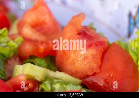 Primo piano di insalata assortita succosa composta da foglie di insalata verde, pomodoro, paprika e cetriolo Foto Stock