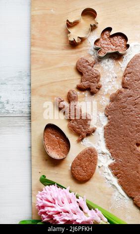 La preparazione di pasqua gingerbread cookie dessert festivo Foto Stock