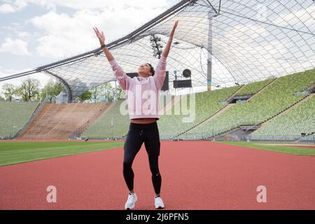 Malaika Mihambo alla presentazione dei Campionati europei allo Stadio Olimpico di Monaco, Germania, 100 giorni prima dell'inizio dell'evento. (Foto di Alexander Pohl/Sipa USA) Foto Stock