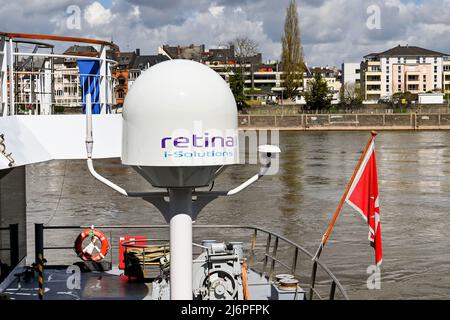 Coblenza, Germania - Aprile 2022: Vista ravvicinata di una cupola radar su una nave da crociera fluviale ormeggiata sul fiume Mosella, che attraversa la città Foto Stock