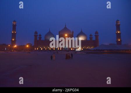 2 maggio 2022, Lahore, Punjab, Pakistan: Fedeli devoti musulmani pakistani che si abbracciano dopo essersi alzati da Itikaf dopo l'avvistamento della luna di Eid-ul-Fir nella storica Moschea Badshahi di Lahore. (Credit Image: © Rana Sajid Hussain/Pacific Press via ZUMA Press Wire) Foto Stock