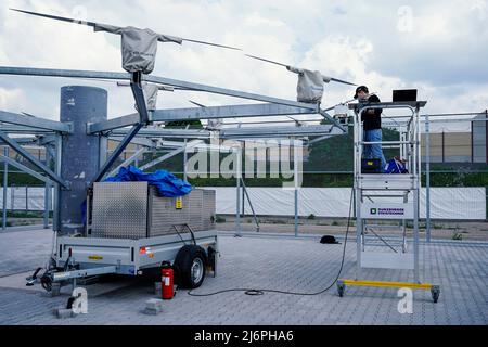 03 maggio 2022, Baden-Wuerttemberg, Bruchsal: Un dipendente dello sviluppatore di Air Cab Volocopter lavora su un treno di trasmissione elettrica con pala del rotore in un sito di prova. (A dpa 'Flight Cab produttore Volocopter espande siti in Bruchsal') Foto: Uwe Anspach/dpa Foto Stock