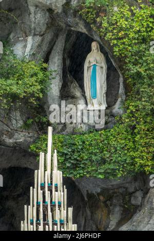 Statua della Vergine Maria nella grotta di nostra Signora di Lourdes, Francia Foto Stock