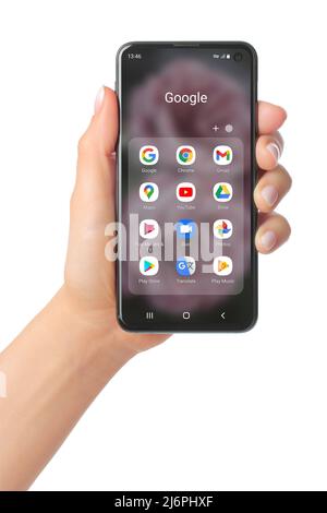 Kiev, Ucraina - 20 gennaio 2022: Mano tiene il telefono cellulare con le icone delle applicazioni mobili di Google Services sul suo schermo, come: Chrome, Gmail, Mappe, Youtu Foto Stock