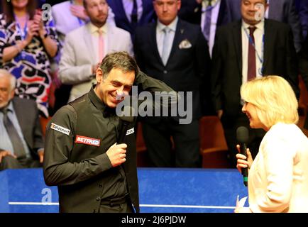 Maggio 2nd 2022: Croceble Theatre, Sheffield Yorkshire, Inghilterra; finale di biliardo del campionato del mondo Betfred, Ronnie o'Sullivan contro Judd Trump: Ronnie o'Sullivan viene intervistato mentre celebra la vittoria del suo titolo mondiale del 7th contro Judd Trump Foto Stock