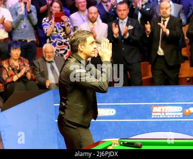 Maggio 2nd 2022: Croceble Theatre, Sheffield Yorkshire, Inghilterra; finale di biliardo del campionato del mondo Betfred, Ronnie o'Sullivan contro Judd Trump: Ronnie o'Sullivan celebra la vittoria del suo titolo mondiale del 7th contro Judd Trump Foto Stock