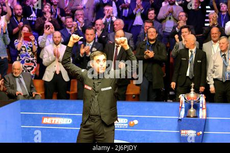 Maggio 2nd 2022: Croceble Theatre, Sheffield Yorkshire, Inghilterra; finale di biliardo del campionato del mondo Betfred, Ronnie o'Sullivan contro Judd Trump: Ronnie o'Sullivan celebra la vittoria del suo titolo mondiale del 7th contro Judd Trump Foto Stock