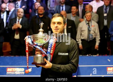 Maggio 2nd 2022: Croceble Theatre, Sheffield Yorkshire, Inghilterra; finale di biliardo del campionato del mondo Betfred, Ronnie o'Sullivan contro Judd Trump: Ronnie o'Sullivan con il trofeo celebra la vittoria del suo titolo mondiale del 7th contro Judd Trump Foto Stock