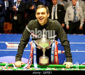 Maggio 2nd 2022: Croceble Theatre, Sheffield Yorkshire, Inghilterra; finale di biliardo del campionato del mondo Betfred, Ronnie o'Sullivan contro Judd Trump: Ronnie o'Sullivan con il trofeo celebra la vittoria del suo titolo mondiale del 7th contro Judd Trump Foto Stock