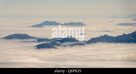 Vette di montagna sopra le nuvole. Vista dal Pic du Midi de Bigorre nei Pirenei, Francia Foto Stock
