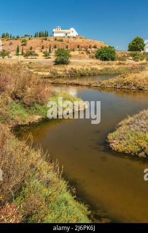 Marsh di Castro Marim e Vila Real de Santo António in Portogallo, con la ravelin e la cappella di Santo António sullo sfondo, in una giornata di sole Foto Stock