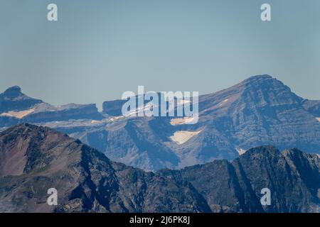 Vista del passo di Roland dal Pic du Midi de Bigorre nei Pirenei, Francia Foto Stock