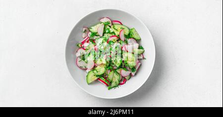 Insalata fresca con ravanelli ed erbe. Insalata dietetica e sana. Foto Stock