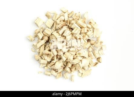 Mucchio di radici secche di marshmallow isolato su sfondo bianco. Althaea officinalis tritato Foto Stock