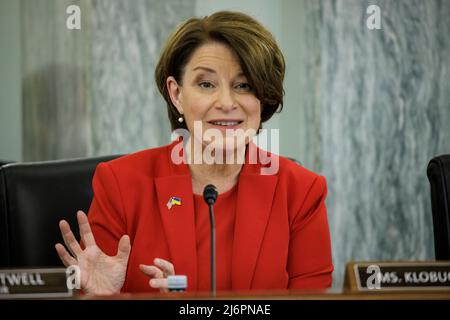 Il Sen. Amy Klobuchar (D-MN) parla durante un'audizione del Senato di Commercio, Scienza e Trasporti nel Rayburn Senate Office Building a Capitol Hill a Washington, DC, il 3 maggio 2022. Credito: Samuel Corum / CNP / Sipa USA Foto Stock