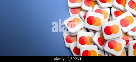 Loghi della carta di credito e della società di servizi finanziari Mastercard su un mucchio su un tavolo. Spazio di copia. Formato banner Web. Foto Stock
