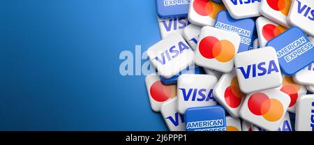Logo delle società concorrenti di carte di credito Visa, Mastercard e American Express su un mucchio di tavoli. Spazio di copia. Formato banner Web. Foto Stock