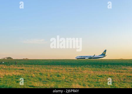 Aereo Ryanair che decollo dalla pista dell'Aeroporto Internazionale Leeds Bradford. Un unico aereo sulla pista al tramonto. Foto Stock